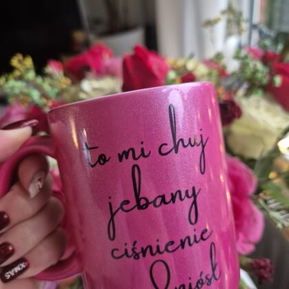 Kubek z napisem „To mi chuj jebany ciśnienie podniósł”